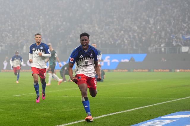 07 December 2025, Hamburg: Hamburger's Albert Lokonga (L) celebrates scoring his side's first goal with teammate Ransford Koenigsdoerffer during the German Bundesliga soccer match between Hamburger SV and SV Werder Bremen at the Volksparkstadion. Photo: Marcus Brandt/dpa - IMPORTANT NOTICE: DFL and DFB regulations prohibit any use of photographs as image sequences and/or quasi-video.