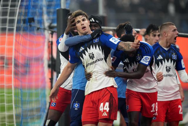 07 December 2025, Hamburg: Hamburger's Luka Vuskovic (C) celebrates scoring his side's second goal with teammates during the German Bundesliga soccer match between Hamburger SV and SV Werder Bremen at the Volksparkstadion. Photo: Marcus Brandt/dpa - IMPORTANT NOTICE: DFL and DFB regulations prohibit any use of photographs as image sequences and/or quasi-video.