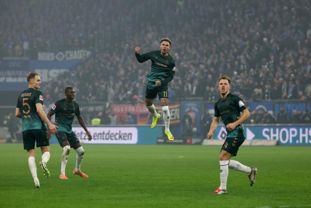 07 December 2025, Hamburg: Werder Bremen's Justin Njinmah (2nd R) celebrates scoring his side's second goal with teammates during the German Bundesliga soccer match between Hamburger SV and SV Werder Bremen at the Volksparkstadion. Photo: Christian Charisius/dpa - IMPORTANT NOTICE: DFL and DFB regulations prohibit any use of photographs as image sequences and/or quasi-video.