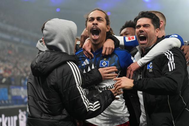 07 December 2025, Hamburg: Hamburger's Yussuf Poulsen (C) celebrates scoring his side's third goal with teammates during the German Bundesliga soccer match between Hamburger SV and SV Werder Bremen at the Volksparkstadion. Photo: Marcus Brandt/dpa - IMPORTANT NOTICE: DFL and DFB regulations prohibit any use of photographs as image sequences and/or quasi-video.