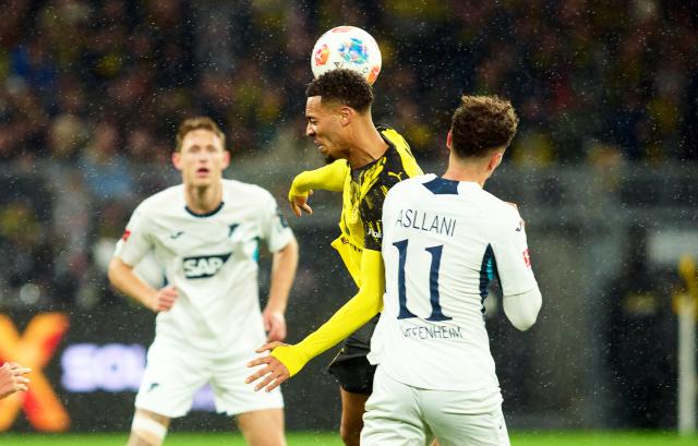 07 December 2025, North Rhine-Westphalia, Dortmund: Borussia Dortmund's Felix Nmecha and Hoffenheim's Fisnik Asllani (R) battle for the ball during the German Bundesliga soccer match between Borussia Dortmund and TSG 1899 Hoffenheim at Signal Iduna Park. Photo: Bernd Thissen/dpa - IMPORTANT NOTE: In accordance with the regulations of the DFL German Football League and the DFB German Football Association, it is prohibited to utilize or have utilized photographs taken in the stadium and/or of the match in the form of sequential images and/or video-like photo series.