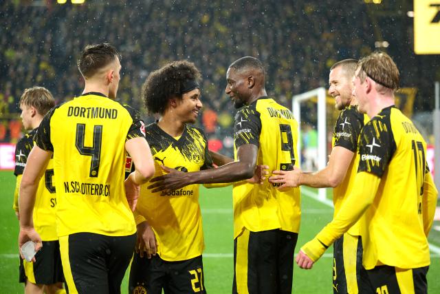 07 December 2025, North Rhine-Westphalia, Dortmund: (L-R) Borussia Dortmund's Nico Schlotterbeck celebrates scoring his side's second goal with teammates Karim Adeyemi, Serhou Guirassy, Waldemar Anton, and Julian Brandt during the German Bundesliga soccer match between Borussia Dortmund and TSG 1899 Hoffenheim at Signal Iduna Park. Photo: Bernd Thissen/dpa - IMPORTANT NOTE: In accordance with the regulations of the DFL German Football League and the DFB German Football Association, it is prohibited to utilize or have utilized photographs taken in the stadium and/or of the match in the form of sequential images and/or video-like photo series.