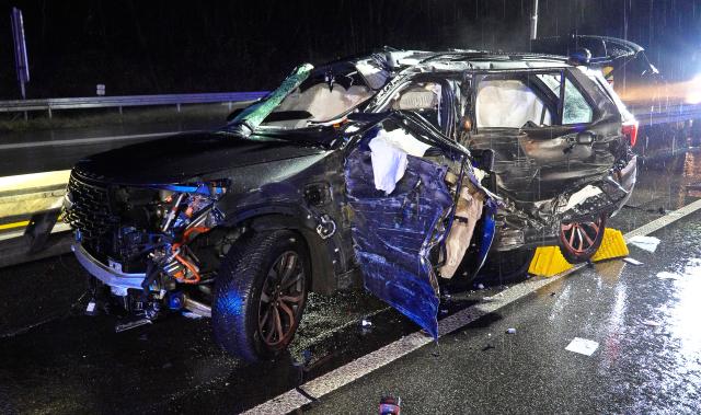 07 December 2025, Saarland, Quierschied: A damaged vehicle stands at the scene of an accident on the A8 between Merchweiler and the Saarbruecken junction in rainy weather. A 46-year-old man and his 13-year-old daughter died in the accident, according to the police. Photo: Thorsten Kremers/dpa