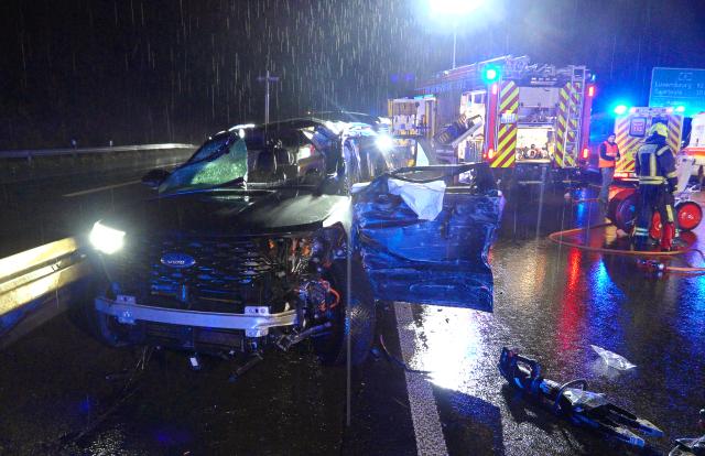 07 December 2025, Saarland, Quierschied: A damaged vehicle stands at the scene of an accident on the A8 between Merchweiler and the Saarbruecken junction in rainy weather. A 46-year-old man and his 13-year-old daughter died in the accident, according to the police. Photo: Thorsten Kremers/dpa