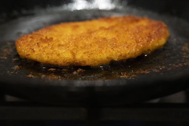 FILED - 02 October 2025, Baden-Württemberg, Stuttgart: A vegan "schnitzel" lies in a pan. A planned EU-wide ban on food names such as "veggie burger" or "tofu sausage" would be illegal in its current form, according to a legal opinion commissioned by consumer group Foodwatch. Photo: Marijan Murat/dpa