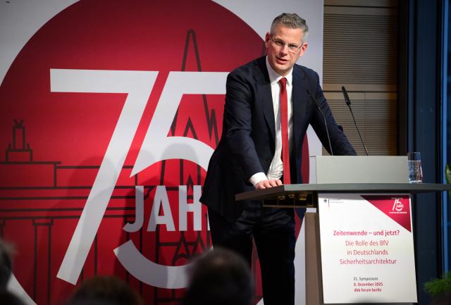08 December 2025, Berlin: Christoph de Vries, Parliamentary State Secretary at the Federal Ministry of the Interior, speaks at the 21st symposium of the Federal Office for the Protection of the Constitution (BfV). Under the heading "Turning point - and now?", the one-day event will examine the role of the BfV in Germany's security architecture. Photo: Bernd von Jutrczenka/dpa
