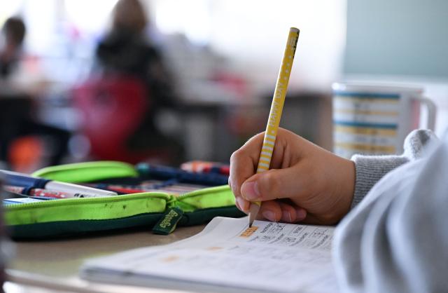 FILED - 05 November 2025, Baden-Württemberg, Stuttgart: In an elementary school, a fourth grade student is working on his math problems in a notebook. Photo: Bernd Weißbrod/dpa