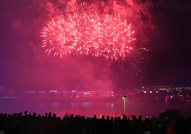 FILED - 12 September 2025, Hamburg: Visitors watch the fireworks at the end of the first day of the "Hamburg Cruise Day". Photo: David Hammersen/dpa