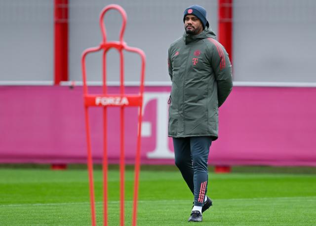 08 December 2025, Bavaria, Munich: FC Bayern Coach Vincent Kompany watches over a training session ahead of Tuesday's UEFA Champions League soccer match against Sporting, at the training ground at Saebener Strasse. Photo: Sven Hoppe/dpa