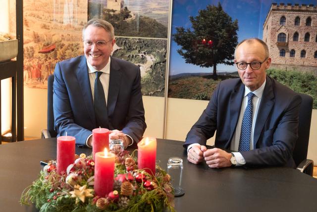 09 December 2025, Rhineland-Palatinate, Mainz: Alexander Schweitzer (L), Minister President of Rhineland-Palatinate, receives German Chancellor Friedrich Merz in the State Chancellery. The focus of the Chancellor's visit is a political exchange and a joint meeting of the Rhineland-Palatinate cabinet with the Chancellor. Photo: Thomas Frey/dpa
