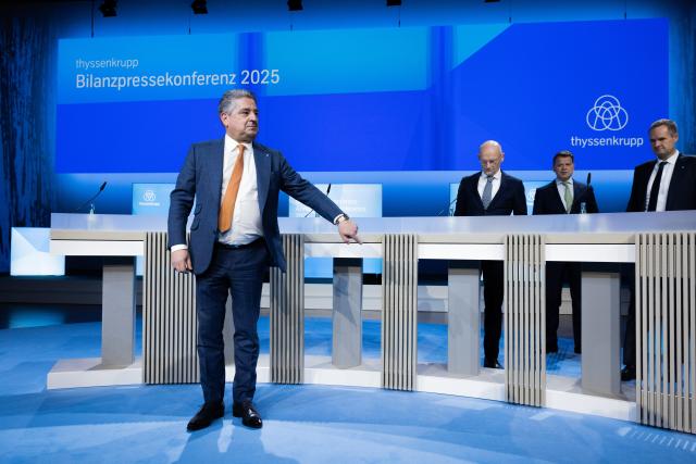 09 December 2025, North Rhine-Westphalia, Essen: Miguel Lopez (l), CEO of thyssenkrupp, stands at the annual press conference at Group headquarters. Photo: Rolf Vennenbernd/dpa