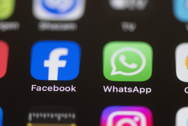 FILED - 15 February 2024, Saxony, Dresden: The Facebook and WhatsApp apps are shown on the display of a smartphone. Photo: Sebastian Kahnert/dpa