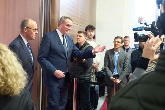 09 December 2025, Rhineland-Palatinate, Mainz: German Chancellor Friedrich Merz (L) and Alexander Schweitzer (2-L), Minister President of Rhineland-Palatinate, attend a press conference as part of Merz's inaugural visit to Rhineland-Palatinate. Photo: Thomas Frey/dpa