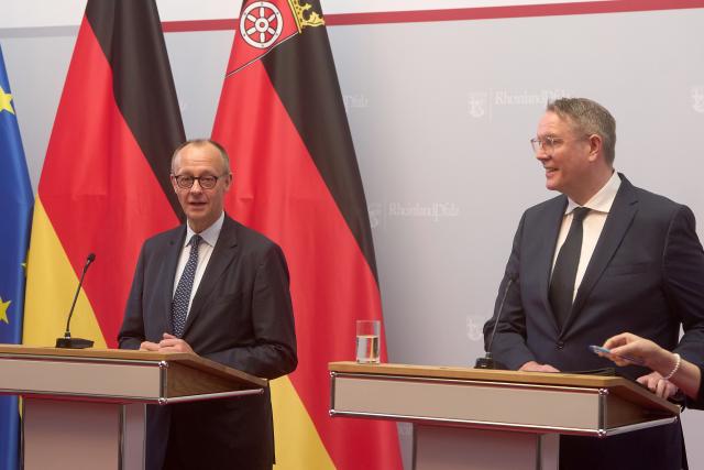 09 December 2025, Rhineland-Palatinate, Mainz: German Chancellor Friedrich Merz (L) and Alexander Schweitzer, Minister President of Rhineland-Palatinate, hold a press conference as part of Merz's inaugural visit to Rhineland-Palatinate. Photo: Thomas Frey/dpa