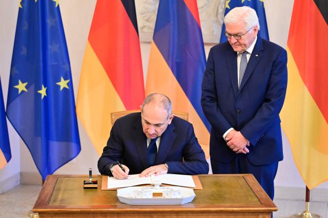 09 December 2025, Berlin: German President Frank-Walter Steinmeier receives Armenia's Prime Minister Nikol Pashinyan (L) at Bellevue Palace. Photo: Sebastian Gollnow/dpa