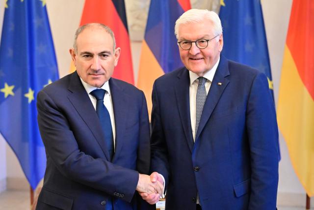 09 December 2025, Berlin: German President Frank-Walter Steinmeier receives Armenia's Prime Minister Nikol Pashinyan (L) at Bellevue Palace. Photo: Sebastian Christoph Gollnow/dpa