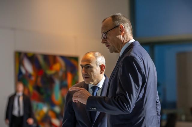 09 December 2025, Berlin: German Chancellor Friedrich Merz (R) welcomes Armenia's Prime Minister Nikol Pashinyan ahead of their joint meeting at the German Chancellery. Photo: Michael Kappeler/dpa