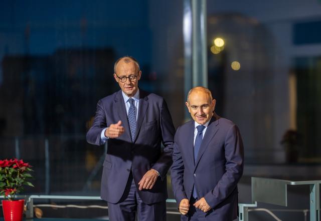 09 December 2025, Berlin: German Chancellor Friedrich Merz (L) welcomes Nikol Pashinyan, Armenia's Prime Minister, with military honors at the Federal Chancellery. Photo: Michael Kappeler/dpa