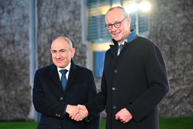 09 December 2025, Berlin: German Chancellor Friedrich Merz (R) welcomes Nikol Pashinyan, Armenia's Prime Minister, with military honors at the Federal Chancellery. Photo: Sebastian Christoph Gollnow/dpa