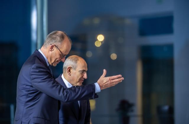 09 December 2025, Berlin: German Chancellor Friedrich Merz (L) welcomes Nikol Pashinyan, Armenia's Prime Minister, with military honors at the Federal Chancellery. Photo: Michael Kappeler/dpa