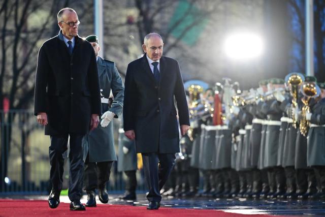 09 December 2025, Berlin: German Chancellor Friedrich Merz (L) welcomes Nikol Pashinyan, Armenia's Prime Minister, with military honors at the Federal Chancellery. Photo: Sebastian Christoph Gollnow/dpa