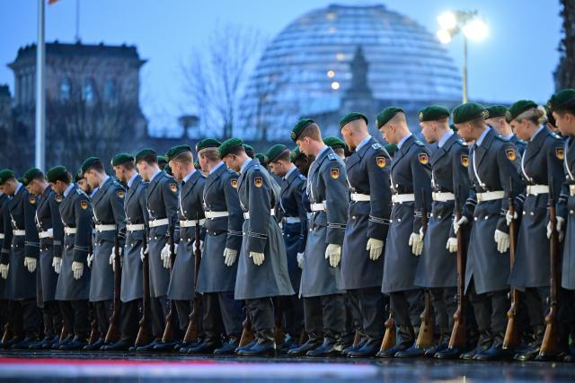 09 December 2025, Berlin: German soldiers of the Guard Battalion prepare to receive the Armenian Prime Minister at the German Chancellery. Photo: Sebastian Christoph Gollnow/dpa
