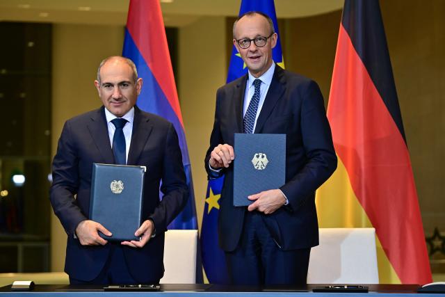 09 December 2025, Berlin: Nikol Pashinyan (L), Armenia's Prime Minister, and Germany's Chancellor Friedrich Merz (R) stand together after signing a memorandum of understanding ahead of a press conference at the German Chancellery. Photo: Sebastian Christoph Gollnow/dpa