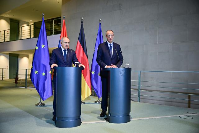 09 December 2025, Berlin: Germany's Chancellor Friedrich Merz (R) speaks during a joint press conference with Nikol Pashinyan (L), Armenia's Prime Minister, at the German Chancellery. Photo: Sebastian Christoph Gollnow/dpa