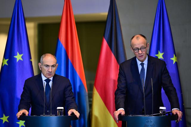09 December 2025, Berlin: Germany's Chancellor Friedrich Merz (R) speaks during a joint press conference with Nikol Pashinyan (L), Armenia's Prime Minister, at the German Chancellery. Photo: Sebastian Christoph Gollnow/dpa