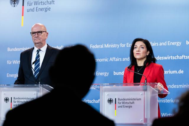 09 December 2025, Berlin: German Minister for Economic Affairs and Energy Katherina Reiche (R) and Minister President of Brandenburg Dietmar Woidke speak during a press conference about the economic and energy policy situation of the federal states of Saxony-Anhalt, Saxony and Brandenburg after a joint meeting at the Federal Ministry for Economic Affairs and Energy. Photo: Carsten Koall/dpa