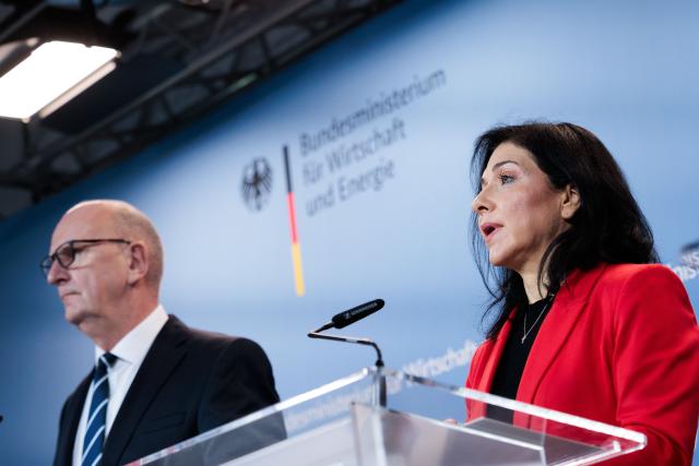 09 December 2025, Berlin: German Minister for Economic Affairs and Energy Katherina Reiche (R) and Minister President of Brandenburg Dietmar Woidke speak during a press conference about the economic and energy policy situation of the federal states of Saxony-Anhalt, Saxony and Brandenburg after a joint meeting at the Federal Ministry for Economic Affairs and Energy. Photo: Carsten Koall/dpa