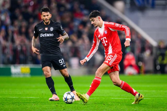 09 December 2025, Bavaria, Munich: Sporting Lisbon's Luis Suarez (L) and Bayern Munich's Aleksandar Pavlovic battle for the ball during the UEFA Champions League soccer match between Bayern Munich and Sporting Lisbon at the Allianz Arena. Photo: Tom Weller/dpa