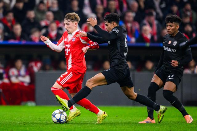 09 December 2025, Bavaria, Munich: Bayern Munich's Lennart Karl (L) battles for the ball with Sporting Lisbon's Joao Simoes and Alisson Santos during the UEFA Champions League soccer match between Bayern Munich and Sporting Lisbon at the Allianz Arena. Photo: Tom Weller/dpa