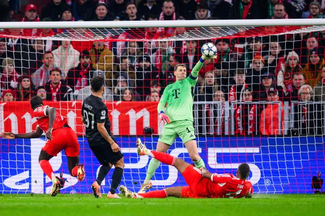 09 December 2025, Bavaria, Munich: Bayern Munich goalkeeper Manuel Neuer saves a ball during the UEFA Champions League soccer match between Bayern Munich and Sporting Lisbon at the Allianz Arena. Photo: Tom Weller/dpa