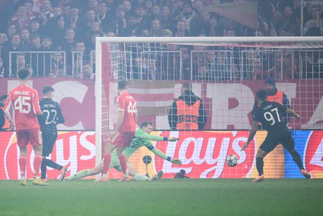 09 December 2025, Bavaria, Munich: Sporting Lisbon's Ivan Fresneda (2nd L) scores his side's first goal during the UEFA Champions League soccer match between Bayern Munich and Sporting Lisbon at the Allianz Arena. Photo: Tom Weller/dpa