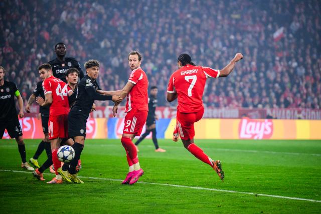 09 December 2025, Bavaria, Munich: Bayern Munich's Serge Gnabry (R) scores his side's first goal during the UEFA Champions League soccer match between Bayern Munich and Sporting Lisbon at the Allianz Arena. Photo: Tom Weller/dpa