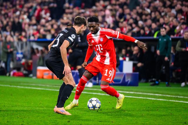 09 December 2025, Bavaria, Munich: Sporting Lisbon's Georgios Vagiannidis (L) and Bayern Munich's Alphonso Davies battle for the ball during the UEFA Champions League soccer match between Bayern Munich and Sporting Lisbon at the Allianz Arena. Photo: Tom Weller/dpa