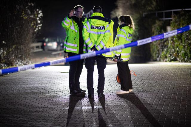 10 December 2025, Lower Saxony, Hanover: Police officers confer at the scene of an accident. A pedestrian was hit and killed by a car while crossing the Suedschnellweg in Hanover. Photo: Moritz Frankenberg/dpa