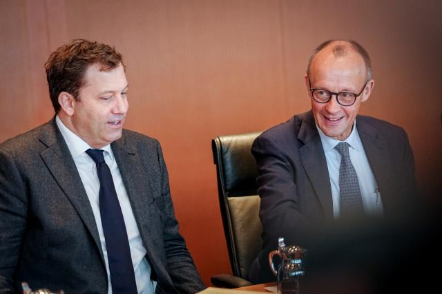10 December 2025, Berlin: Lars Klingbeil (L), German Minister of Finance, Vice-Chancellor, and German Chancellor Friedrich Merz  take part in the meeting of the German Cabinet in the German Chancellery. Photo: Kay Nietfeld/dpa