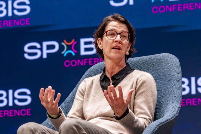 05.02.2025, Sportbusiness-Konferenz SpoBis im CCH Congress Center in Hamburg: Tatjana Haenni, Chief Sporting Director der National Women Soccer League, spricht.