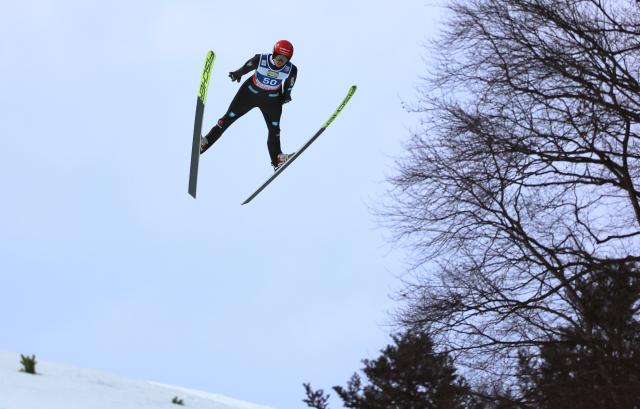 FILED - 26 January 2025, Bavaria, Oberstdorf: Germany's Karl Geiger in action during the men's 2nd competition of the FIS Ski Jumping World Cup in Oberstdorf. Geiger has called for tougher penalties for deliberate suit violations, drawing comparisons to traffic offences. Photo: Karl-Josef Hildenbrand/dpa