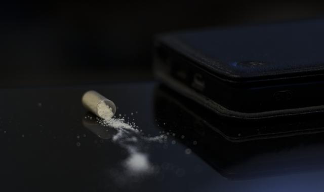 FILED - 18 November 2025, Hesse, Frankfurt/Main: A capsule of heroin lies on the table in a consumption room. Photo: Andreas Arnold/dpa