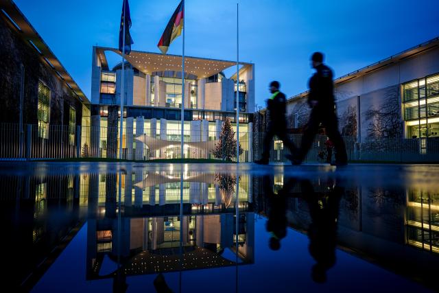 10 December 2025, Berlin: The lights in the Chancellor's office are on in the early evening ahead of the coalition committee meeting of the leaders of the  Christian Democratic Union of Germany (CDU) and the Christian Social Union in Bavaria (CSU) and Social Democratic Party of Germany (SPD). Photo: Kay Nietfeld/dpa