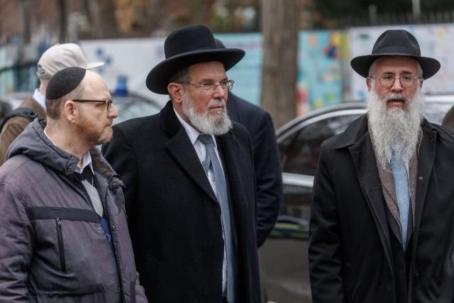10 December 2025, Hamburg: Israel's Chief Rabbi Kalman Ber (C) visits Joseph-Carlebach-Platz, the site of the former Bornplatz Synagogue, with Hamburg's State Rabbi Shlomo Bistritzky during his first visit to Germany. Photo: Markus Scholz/dpa
