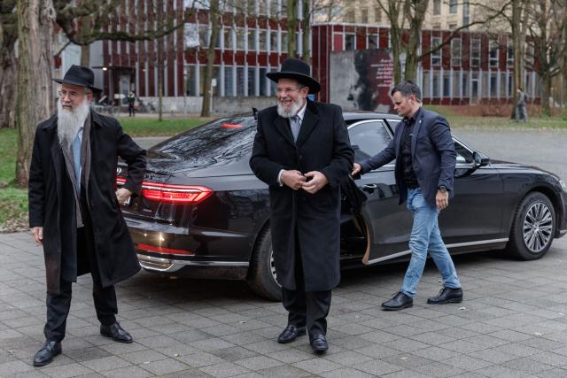 10 December 2025, Hamburg: Israel's Chief Rabbi Kalman Ber (C) visits Joseph-Carlebach-Platz, the site of the former Bornplatz Synagogue, with Hamburg's State Rabbi Shlomo Bistritzky during his first visit to Germany. Photo: Markus Scholz/dpa