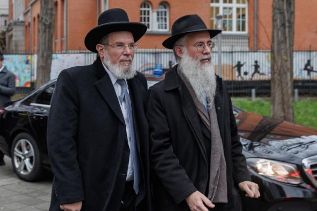10 December 2025, Hamburg: Israel's Chief Rabbi Kalman Ber (C) visits Joseph-Carlebach-Platz, the site of the former Bornplatz Synagogue, with Hamburg's State Rabbi Shlomo Bistritzky during his first visit to Germany. Photo: Markus Scholz/dpa