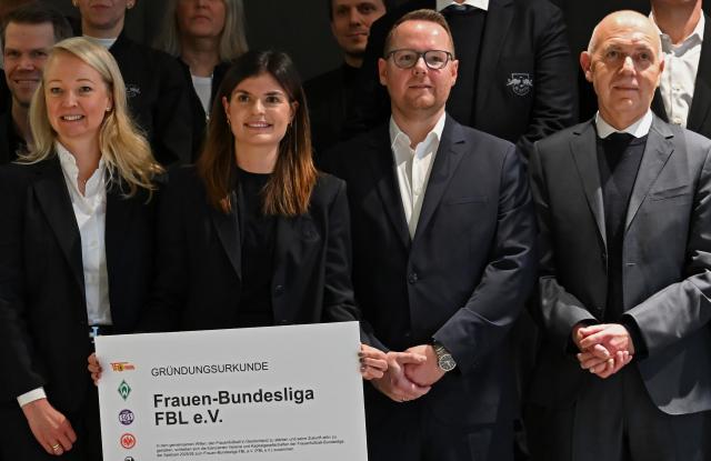 10 December 2025, Hesse, Frankfurt/Main: Katharina Kiel of Eintracht Frankfurt (C), holds the founding certificate next to Veronica Sass of FC Bayern Munich (L) and Florian Zeutschler of SGS Essen (2nd R) as they pose for a group photo with representatives of Bundesliga clubs and DFB President Bernd Neuendorf (R), after the founding of the Women's Bundesliga League Association in the Welcome Zone of the Adler Business Club. Photo: Michael Brandt/dpa