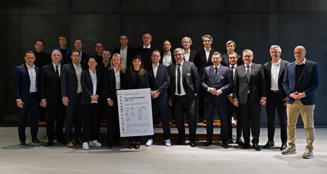 10 December 2025, Hesse, Frankfurt/Main: Katharina Kiel of Eintracht Frankfurt (C), holds the founding certificate next to Veronica Sass of FC Bayern Munich and Florian Zeutschler of SGS Essen as they pose for a group photo with representatives of Bundesliga clubs, after the founding of the Women's Bundesliga League Association in the Welcome Zone of the Adler Business Club. Photo: Michael Brandt/dpa