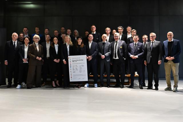 10 December 2025, Hesse, Frankfurt/Main: Katharina Kiel of Eintracht Frankfurt (C), holds the founding certificate next to Veronica Sass of FC Bayern Munich and Florian Zeutschler of SGS Essen as they pose for a group photo with representatives of Bundesliga clubs and DFB President Bernd Neuendorf, after the founding of the Women's Bundesliga League Association in the Welcome Zone of the Adler Business Club. Photo: Michael Brandt/dpa