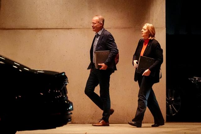 10 December 2025, Berlin: Social Democratic Party of Germany (SPD) parliamentary party leader Matthias Miersch (L) and Federal Minister of Labor and Social Affairs and SPD party leader Baerbel Bas arrive to attend the coalition committee at the Federal Chancellery with the leaders of the  Christian Democratic Union of Germany (CDU) and the Christian Social Union in Bavaria (CSU) and SPD. Photo: Kay Nietfeld/dpa